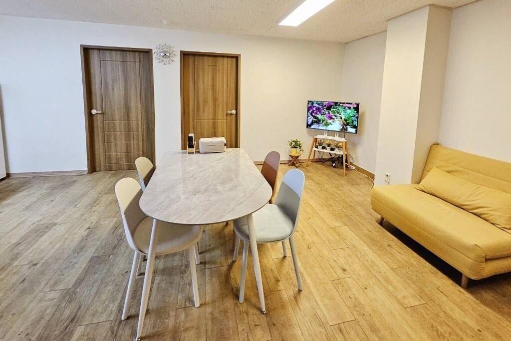 Apartment Station Ivy House