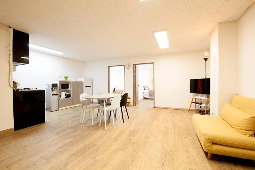 Apartment Station Ivy House